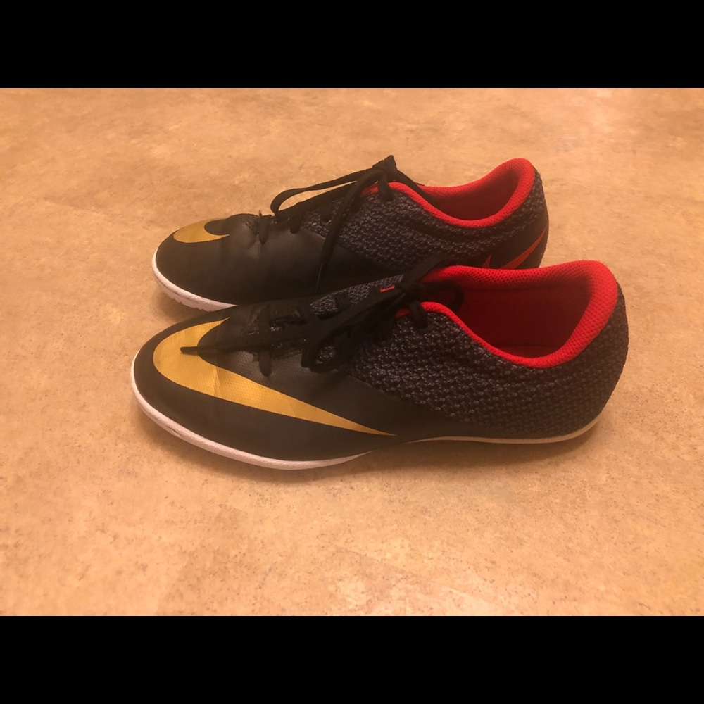 Indoor soccer cleats